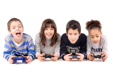 Video oyunu oynayan arkadaşlar