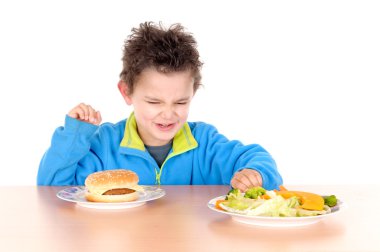 Sebze ve hamburguer arasında parçalanmış çocuk