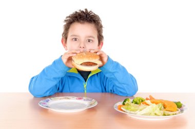 Sebze ve hamburguer arasında parçalanmış çocuk