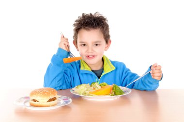 Sebze ve hamburguer arasında parçalanmış çocuk