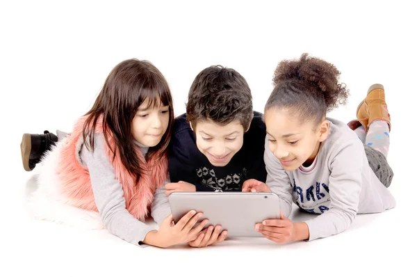 Amigos jugando con la tableta — Foto de Stock