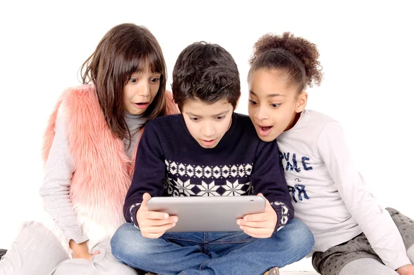 Amigos jugando con la tableta — Foto de Stock