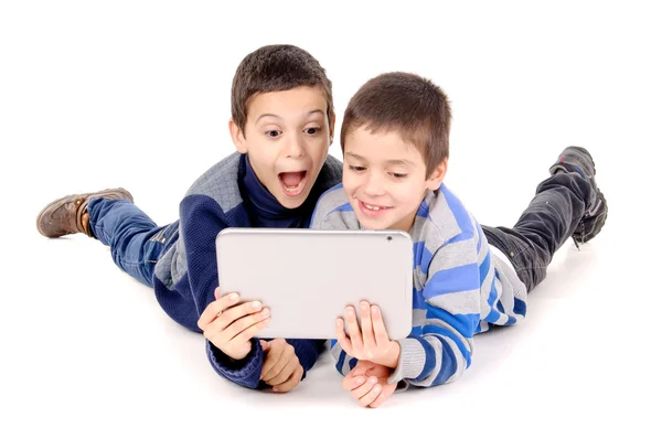 Amigos brincando com tablet — Fotografia de Stock