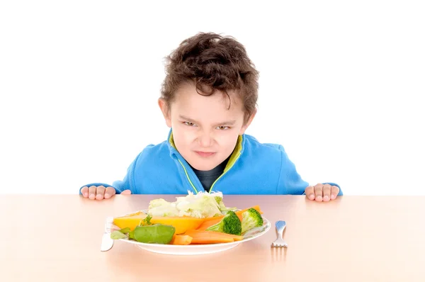 Pequeño niño comiendo verduras — Foto de Stock