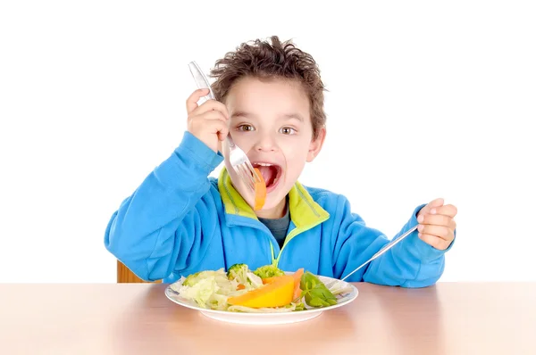 Pequeño niño comiendo verduras — Foto de Stock