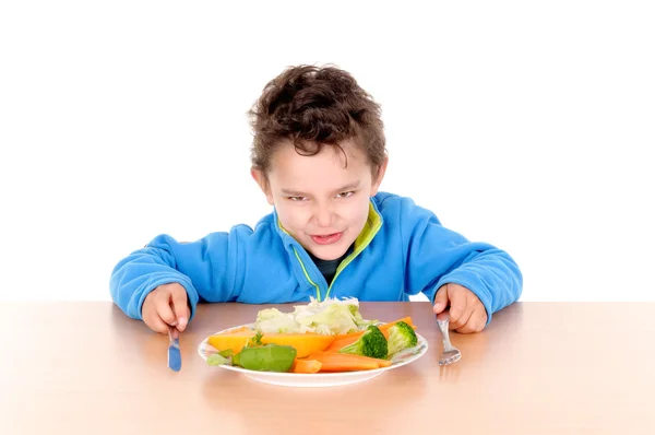 Pequeño niño comiendo verduras — Foto de Stock