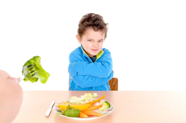 Pequeño niño comiendo verduras — Foto de Stock