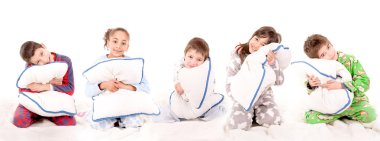 Küçük çocuklar pijamalarıyla üzerinde