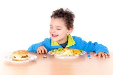 Sebze ve hamburger arasında parçalanmış çocuk