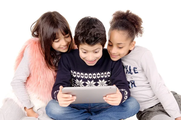 Amigos brincando com tablet — Fotografia de Stock