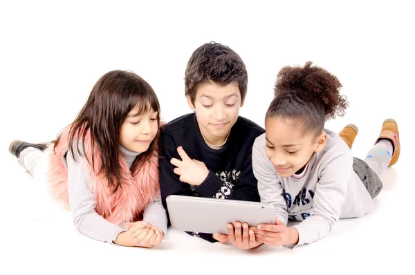 Amigos jugando con la tableta — Foto de Stock