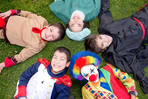 Діти в костюмах на Хеллоуїн — стокове фото