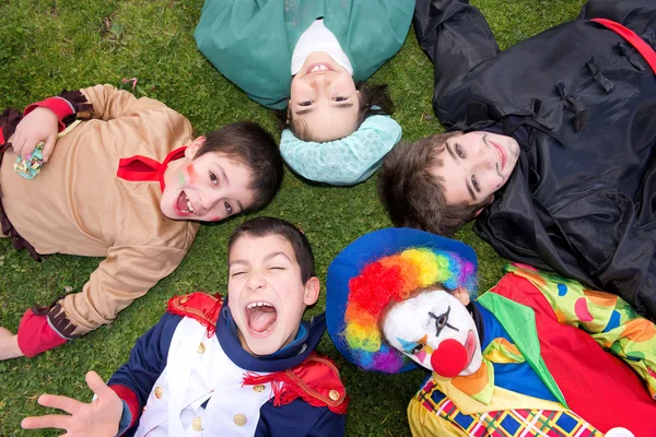 Enfants en costumes à Halloween — Photo