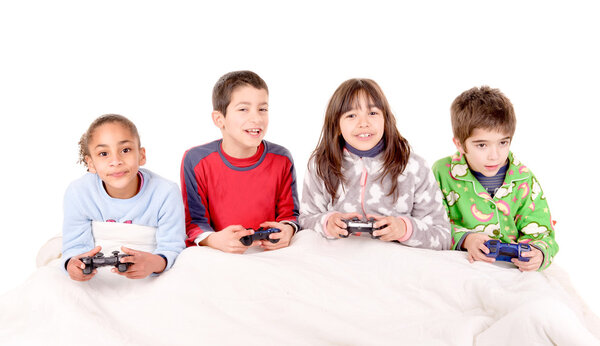 Дети играют в видеоигры