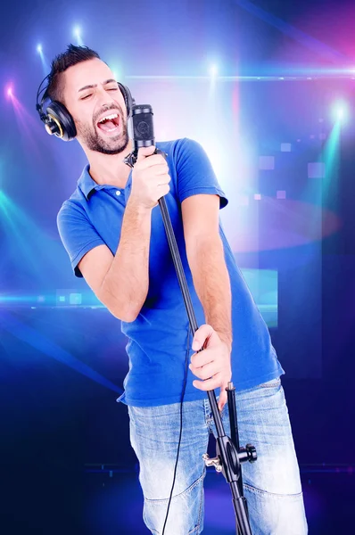 Schöner junger Mann singt — Stockfoto