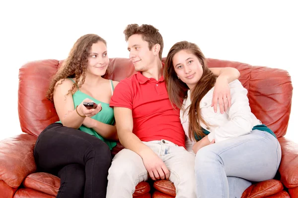 Freunde sitzen auf einer Couch — Stockfoto