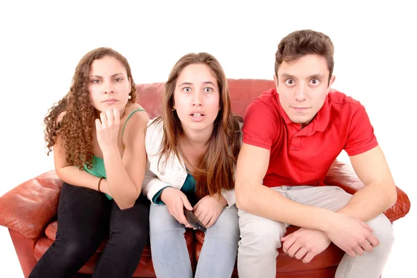 Freunde sitzen auf einer Couch — Stockfoto