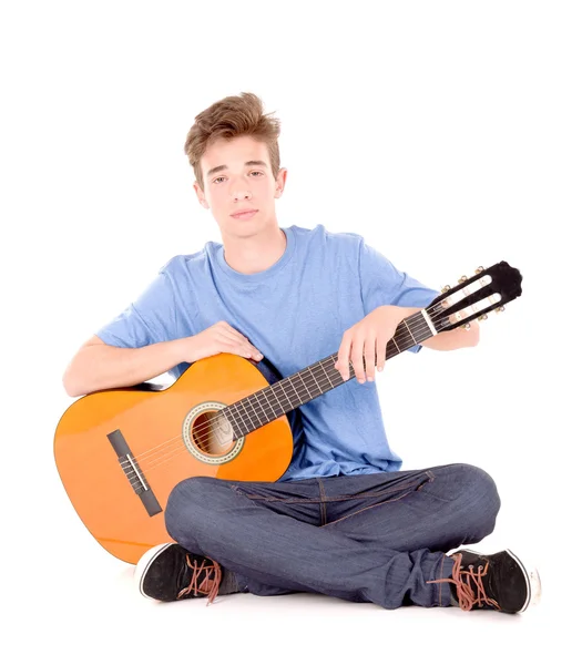 Nastoletni chłopiec z gitarą — Zdjęcie stockowe