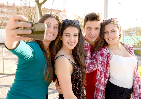 Freunde verbringen Zeit miteinander — Stockfoto