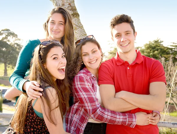 Freunde verbringen Zeit miteinander — Stockfoto