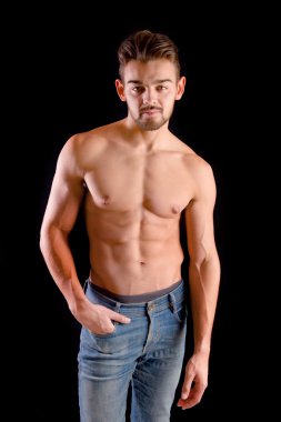 Yakışıklı genç adam.