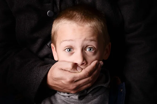 Secuestro de niños fotos de stock, imágenes de Secuestro de niños sin  royalties | Depositphotos