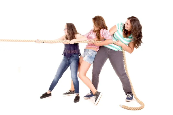 Adolescentes jogando corda jogo — Fotografia de Stock