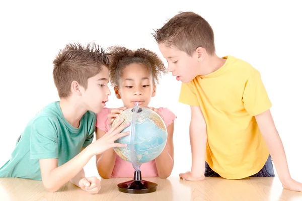 Group of kids looking at globe — Stock Photo, Image