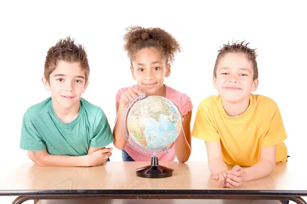 Groep van kinderen met globe — Stockfoto