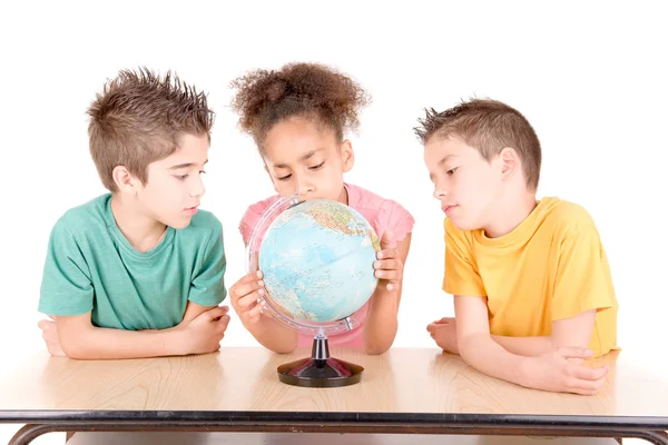 Группа детей смотрит на земной шар — стоковое фото