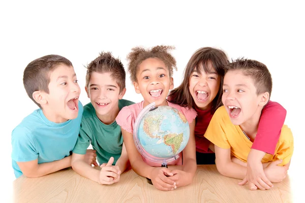 Sekelompok anak-anak dengan globe di sekolah — Stok Foto