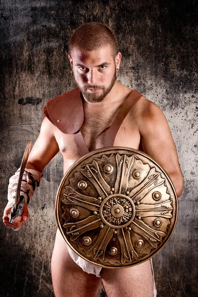 Fuerte gladiador posando — Foto de Stock