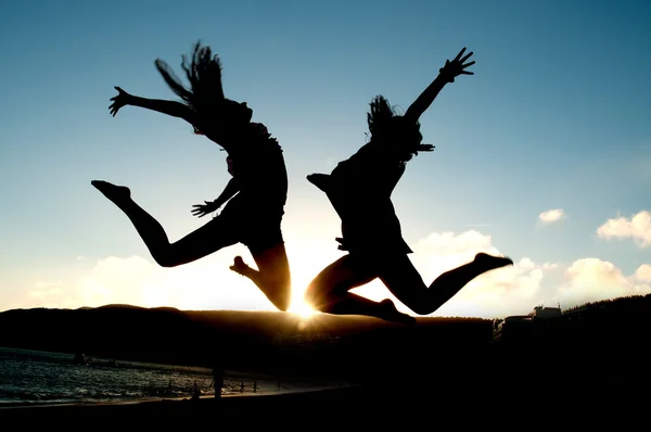 Meninas adolescentes saltando — Fotografia de Stock