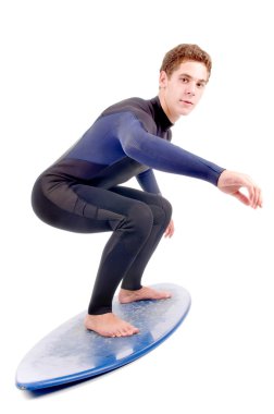 Genç sörfçü poz