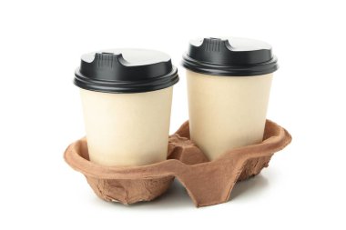 Beyaz arkaplanda boş kağıt bardaklar