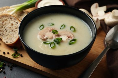 Bir kase mantar çorbasıyla lezzetli öğle yemeği kavramı.