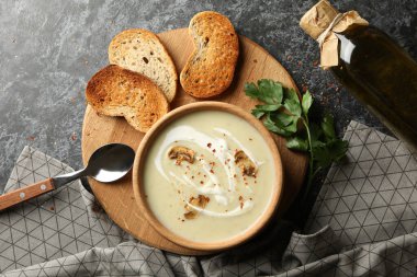 Siyah dumanlı arka planda bir kase mantar çorbası ile lezzetli öğle yemeği kavramı