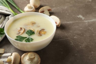 Gri arka planda bir kase mantar çorbası ile lezzetli öğle yemeği kavramı