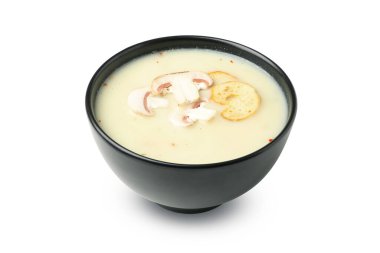 Beyaz arka planda izole edilmiş lezzetli mantar çorbası ile kase