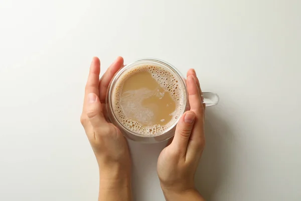 Женщины Держат Чашку Кофе Белом Фоне — стоковое фото