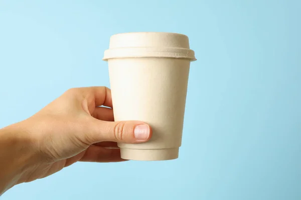 Feminino Mão Segurar Copo Papel Café Fundo Azul — Fotografia de Stock