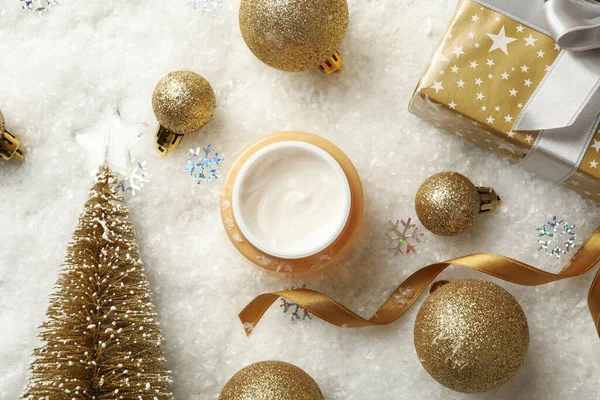Potje Cosmetische Crème Kerstaccessoires Achtergrond Met Decoratieve Sneeuw — Stockfoto