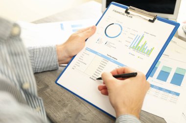 Mali planlama yapan bir adamla finans kavramı