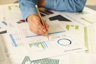Finansal planlama yapan genç bir iş kadını