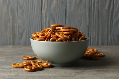 Gri masada lezzetli krakerli kraker kasesi.