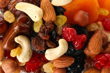 Arka planda fındık ve kurutulmuş meyve var. Kapatın.