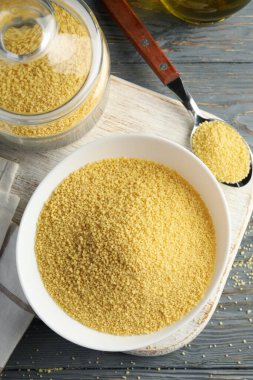 Gri ahşap masada kuskus ile kahvaltı kavramı