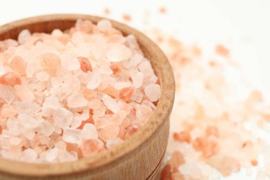 Beyaz arka planda pembe himalaya tuzu