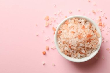 Bir kase pembe himalaya tuzu.