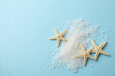 Mavi arka planda tuz ve deniz yıldızları yığını